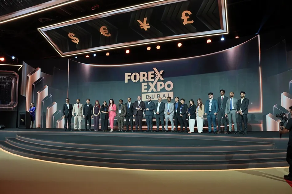 Traders Hub Capital Markets receives the award at Dubai Forex Expo 2026. Image Courtesy: Traders Hub Capital Markets